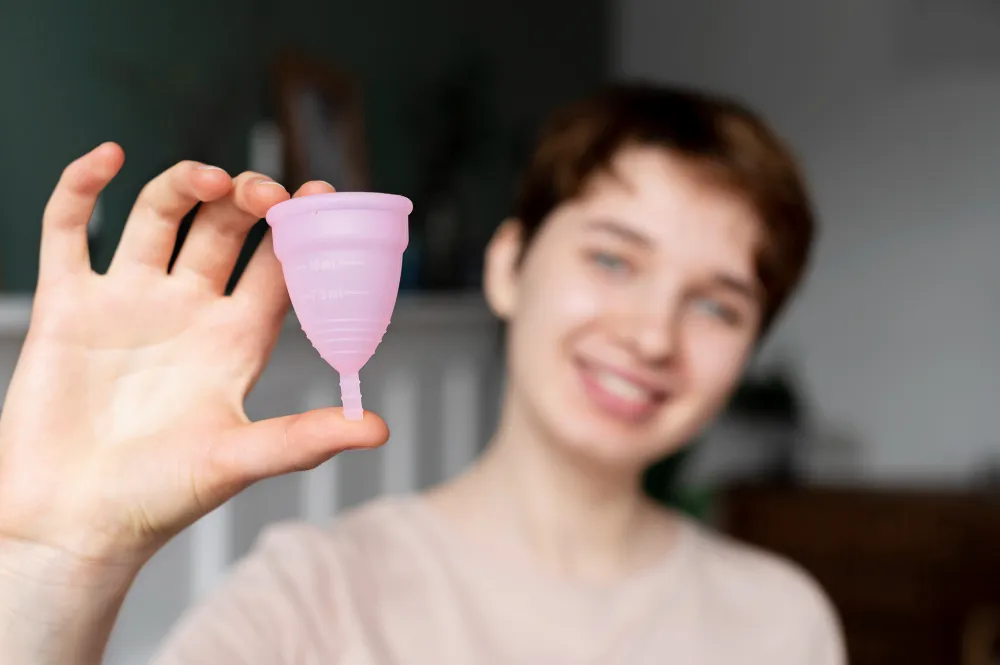 Copa menstrual: ¿Por qué usarla y cuáles son los principales cuidados? Clínica de Fisioterapia Mujer como usar la copa menstrual