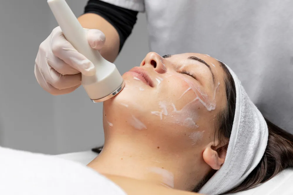 Radiofrecuencia facial: beneficios, cuidados y contraindicaciones Clínica de Fisioterapia Mujer radiofrecuencia facial beneficios