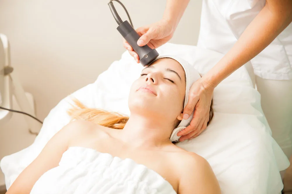 Radiofrecuencia facial: beneficios, cuidados y contraindicaciones Clínica de Fisioterapia Mujer radiofrecuencia facial tratamiento