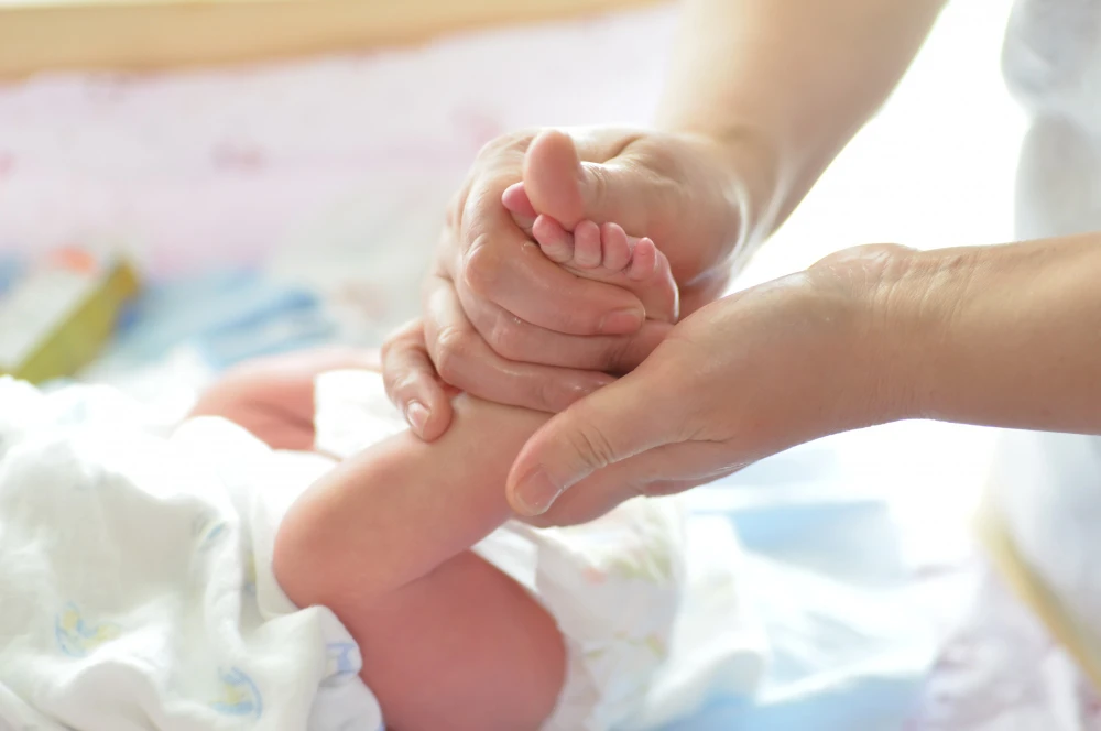 Fisioterapia para recién nacidos y bebés: Soluciones para cólicos, tortícolis y más Clínica de Fisioterapia Mujer fisioterapia bebes